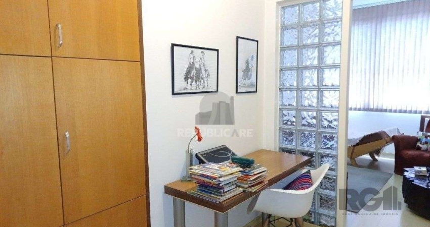 Sala comercial com 20m², andar alto, bem iluminada e ventilada.