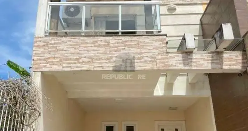Bela casa três dormitórios localizada nos altos do bairro Guarujá