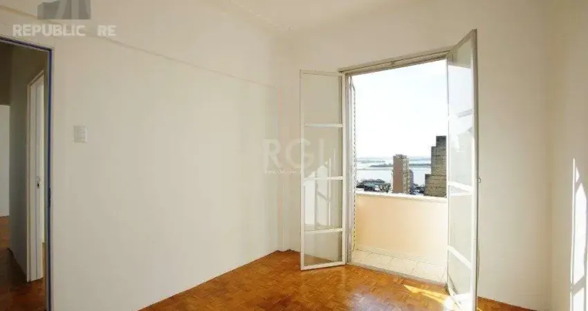 Apartamento à venda no centro histórico com 75 m² e 3 dormitórios/quartos disponíveis.
