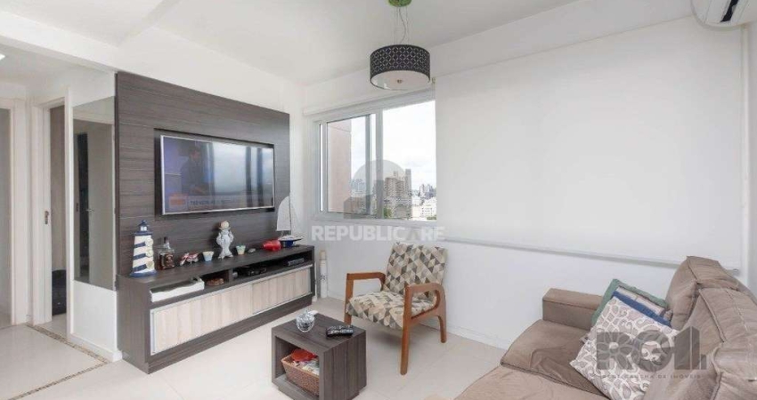 Apartamento andar alto que possui 2 dormitórios, sendo 1 súite, living para 2 am