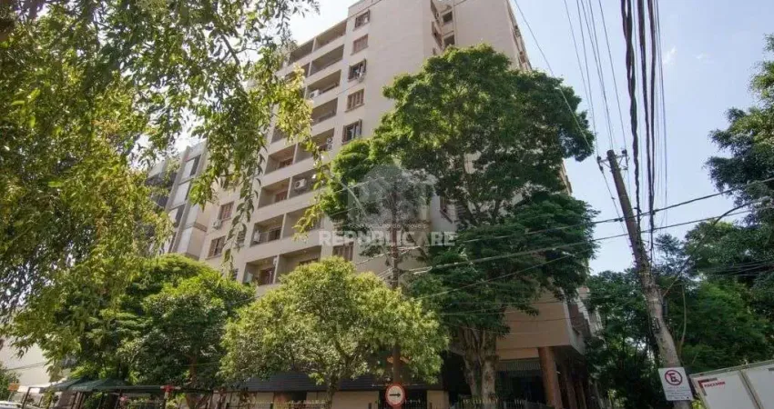 Apartamento de três dormitórios no bairro Independência em Porto Alegre.