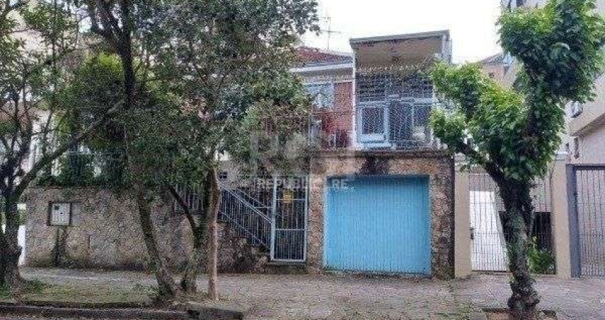 Casa de 3 dormitórios, 2 vagas - Petrópolis
