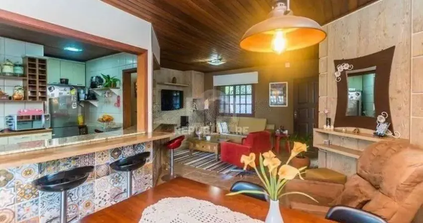CASA DE 2 DORMITÓRIOS, PISCINA, CHURRASQUEIRA E 2 VAGAS DE GARAGEM NO BAIRRO HÍP