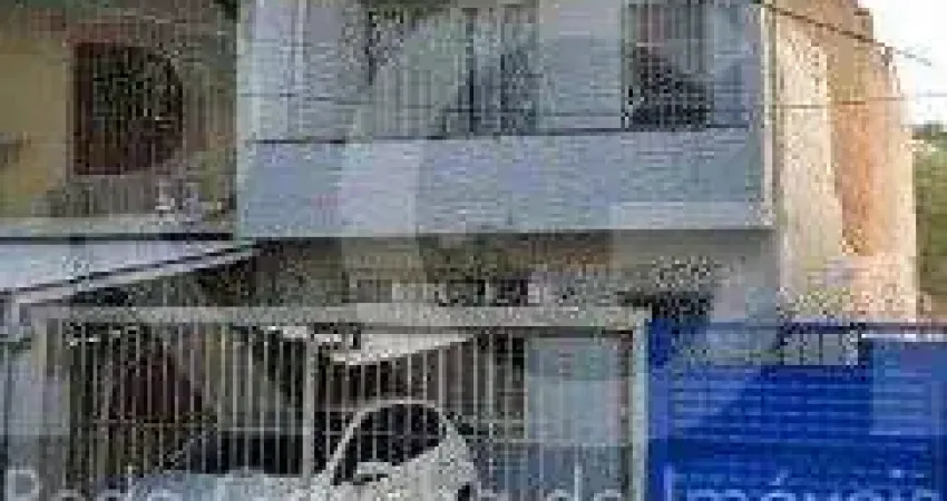 Casa com 4 quartos, 4 banheiros  e amplo pátio no miolo do bairro Cidade Baixa!