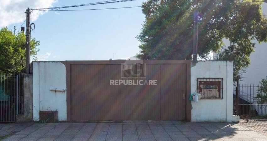 Casa para Venda - 240m², 6 dormitórios, sendo 3 suites, 2 vagas - Glória