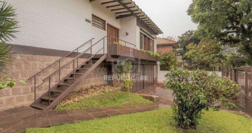 Casa para Venda - 327m², 4 dormitórios, sendo 1 suites, 3 vagas - Chácara das Pe