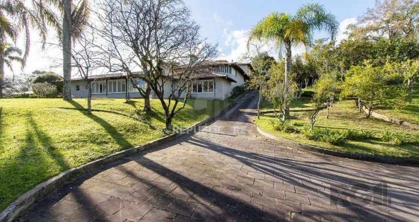 Casa Condomínio a Venda - 880m², 5 dormitórios, sendo 2 suítes, a master com lar