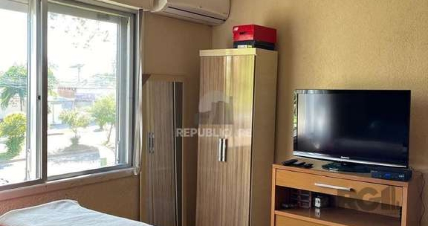 Apartamento com 2 quartos, vaga de garagem, lavabo, no bairro Cristal, Porto Ale