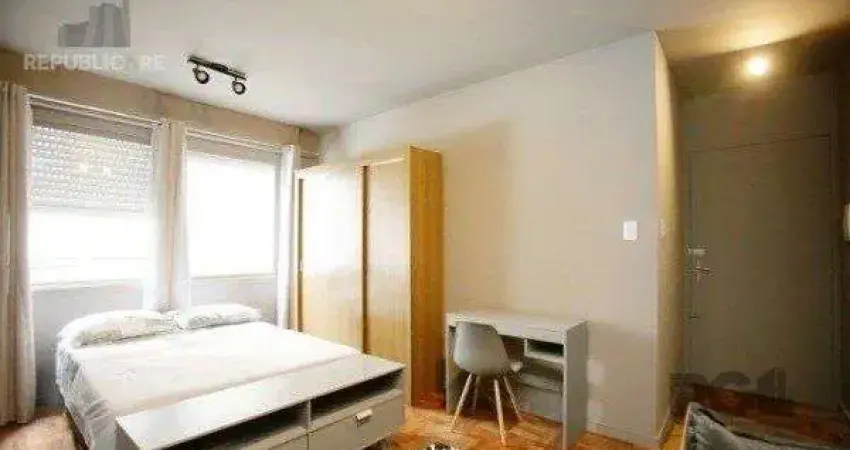 Apartamento à venda no Menino Deus com 30m² e 1 dormitório/quarto disponível.