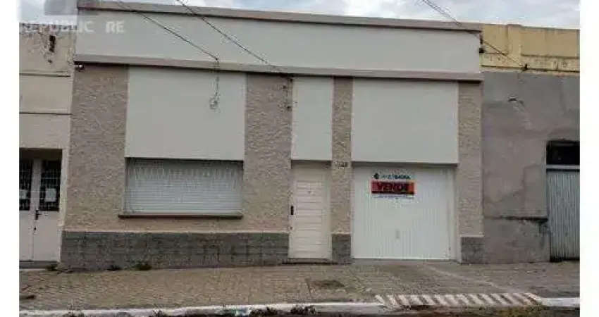 Casa residencial à venda no centro com 220 m² e 3 dormitórios/quartos disponíveis.