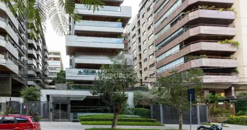 Apartamento mobiliado, com cerca de 256,42m² privativos e com 3 suítes,
