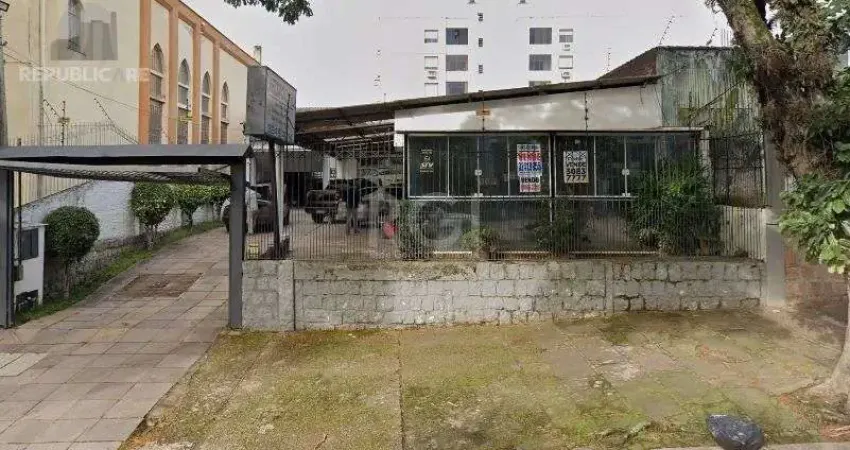 Terreno em cavalhada à venda com área disponível, ideal para seu projeto.