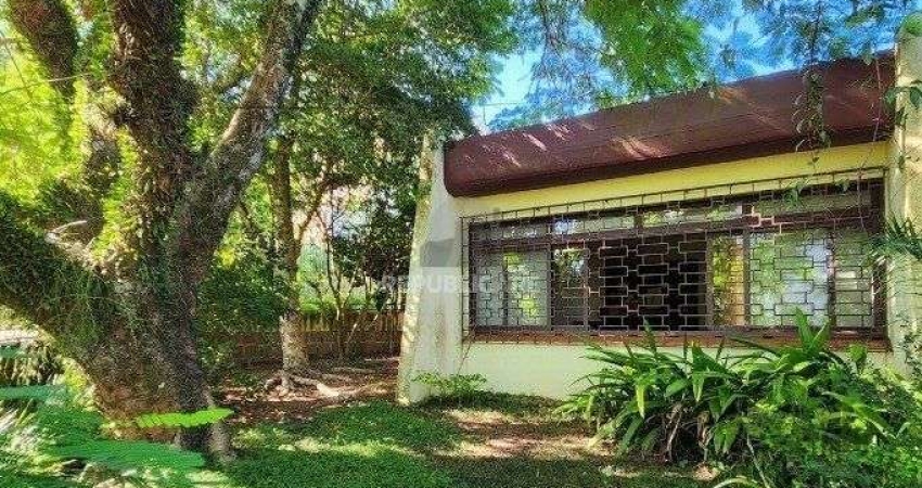 casa à venda no bairro Menino Deus em Porto Alegre. Com 160m² de área privativa