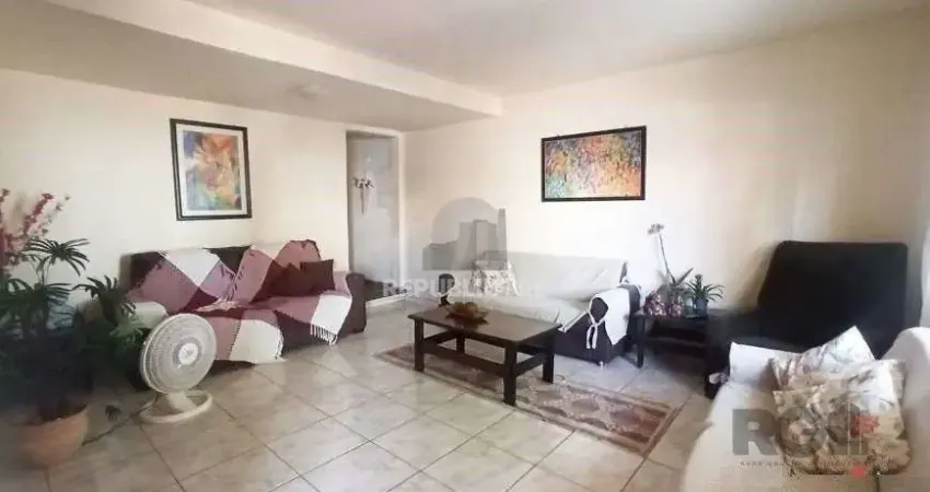 Sobrado 5 dormitórios, 4 suites, pátio, piscina, 1 vaga - Bairro Menino Deus