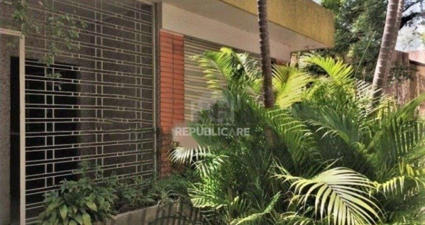 Casa de 3 dormitórios  4 vagas amplo terreno - Menino Deus