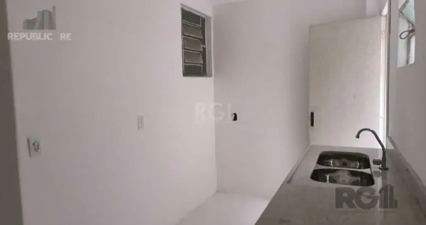 Apartamento à venda no centro histórico com 54m² e 1 dormitório/quarto disponível.