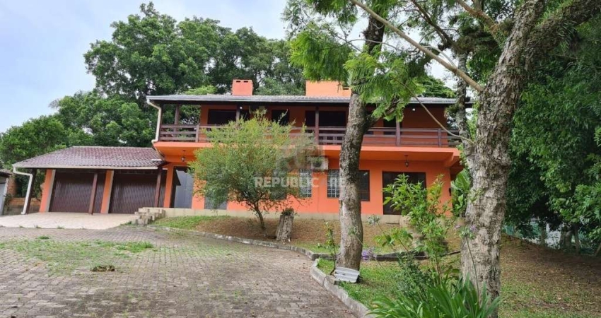 Sobrado para Venda - 200m², 3 dormitórios, sendo 1 suites, 3 vagas - Belém Novo
