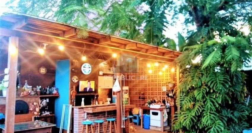 Casa com 233m², 2 dormitórios sendo 1 suíte, living com lareira, espaço gourmet