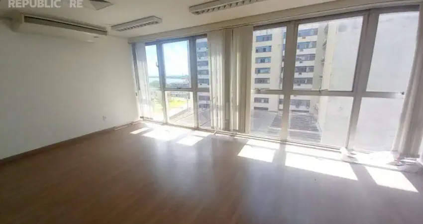 Escritório à venda no centro histórico com 47 m² de área útil disponível.