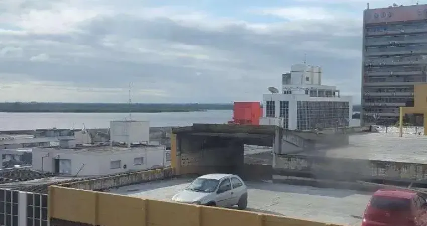 Escritório à venda no centro histórico com 98 m² de área útil disponível.