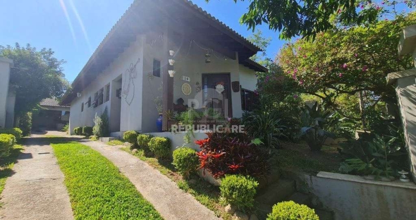 Casa em lindo terreno alto ao nível da rua medindo 10 × 32 onde consta uma resid