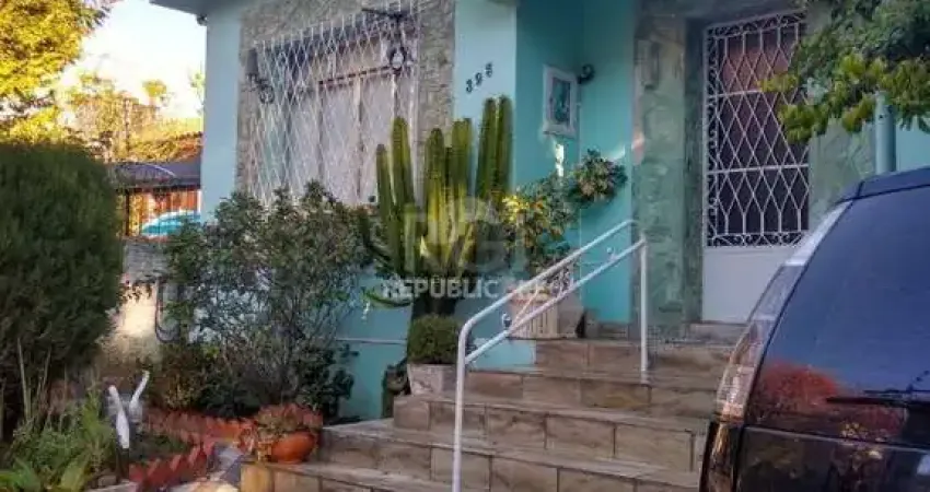 Casa para Venda - 165m², 2 dormitórios, 4 vagas - Menino Deus