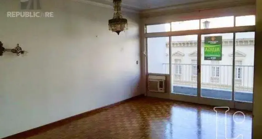 Apartamento à venda no centro histórico com 153 m² e 3 dormitórios/quartos disponíveis.