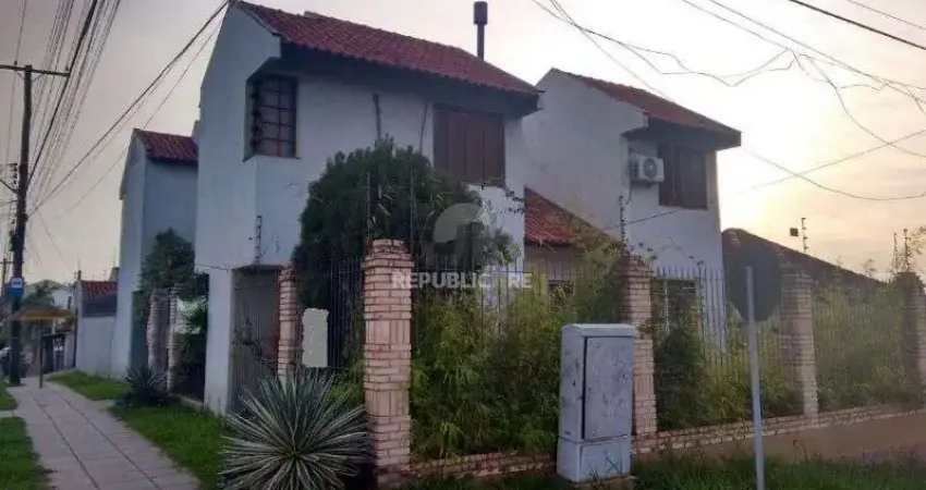 Casa para Venda - 255.68m², 4 dormitórios, sendo 1 suites, 2 vagas - Tristeza