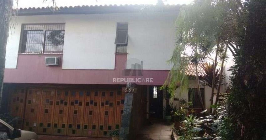 Casa para Venda - 320m², 3 dormitórios, sendo 1 suites, 4 vagas - Cristal