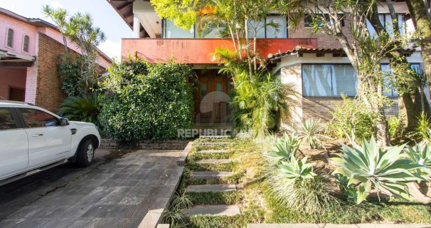 Excelente Casa em Condominio Fechado com 440,60m Dormitórios, sendo 2 Suítess