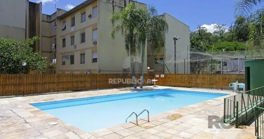 Apartamento com 02 quartos e 01 vaga escriturada e coberta, na Av. Antônio de Ca