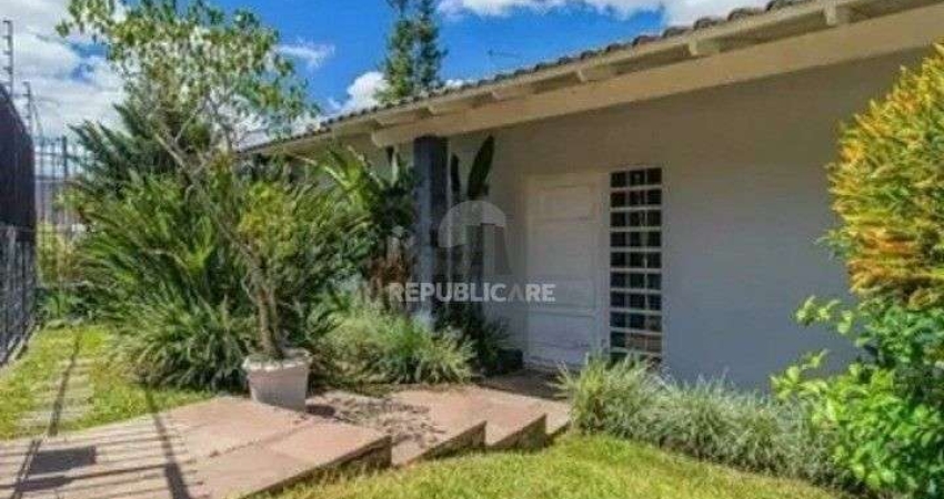 Casa 3d com suíte, bairro três figueira