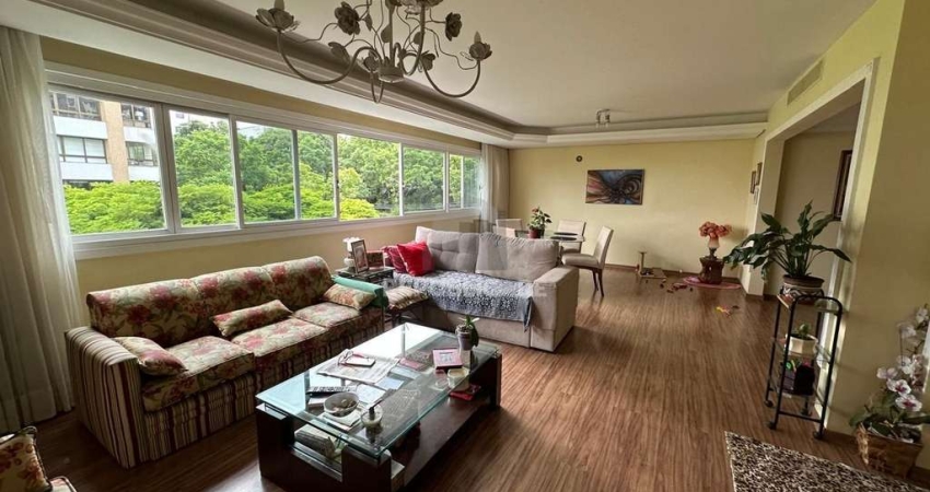 Vende-se amplo apartamento 3 quartos com suíte, 2 vagas - 153m² - Bom Fim