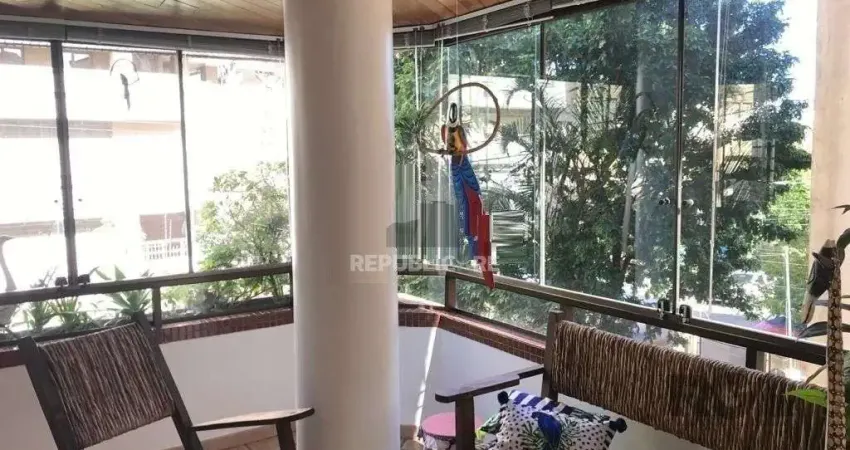 Vende-se amplo apartamento 3 dom 3 vagas c/ sacada e churrasqueira - 129m² - Bom