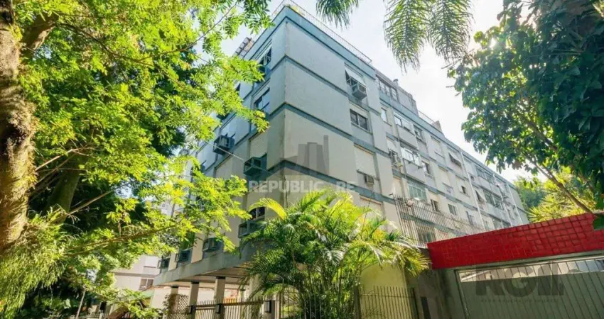 Cobertura de três quartos, suíte e uma vaga de garagem no bairro Higienópolis