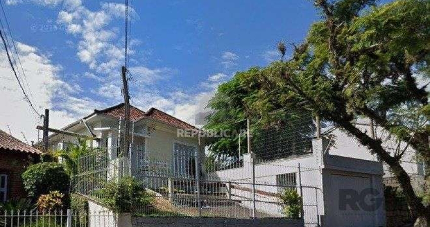 Casa 3 dormitórios,  1 vaga de garagem ampla e coberta.  Possui edícula com 3 pe