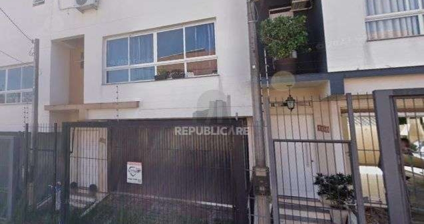 Sobrado  com 3 quartos, 1 suíte, lareira, churrasqueira, 3 vagas cobertas na zon