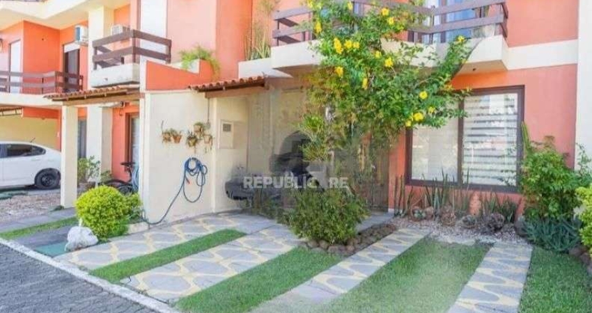 Linda casa com 3 dormitórios, sendo 1 Suíte, Sala Ampla no Condomínio de Ótima L