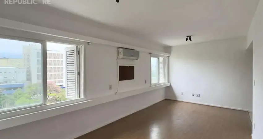 Apartamento à venda no centro histórico com 30m² e 1 dormitório/quarto disponível.