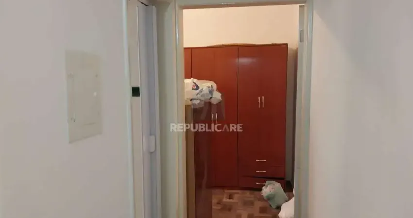 Oportunidade, partamento 1 dorm. demais peças, Trav. do Carmo.