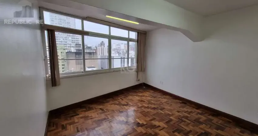 Escritório à venda no centro histórico com área útil de 50m² ideal para negócios.