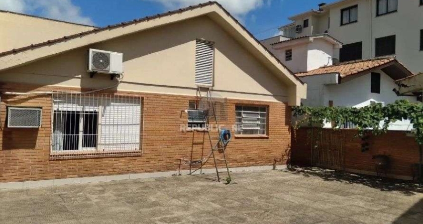 Casa com pátio e 3 dormitórios no Bairro Jardim Itu.