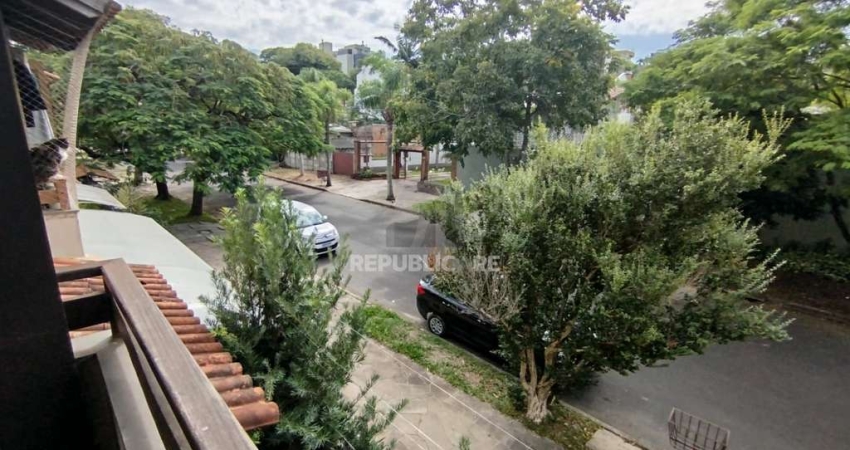 Casa com 03 quartos e 01 vaga no Bairro Cristal