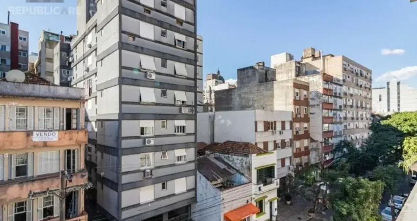 Apartamento à venda no centro histórico com 61 m² e 2 dormitórios/quartos disponíveis.