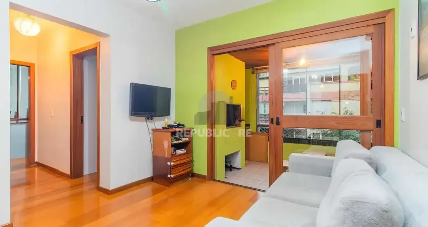 Vende-se apartamento com 2 quartos, 1 vaga e sacada com churrasqueira - Bela Vis