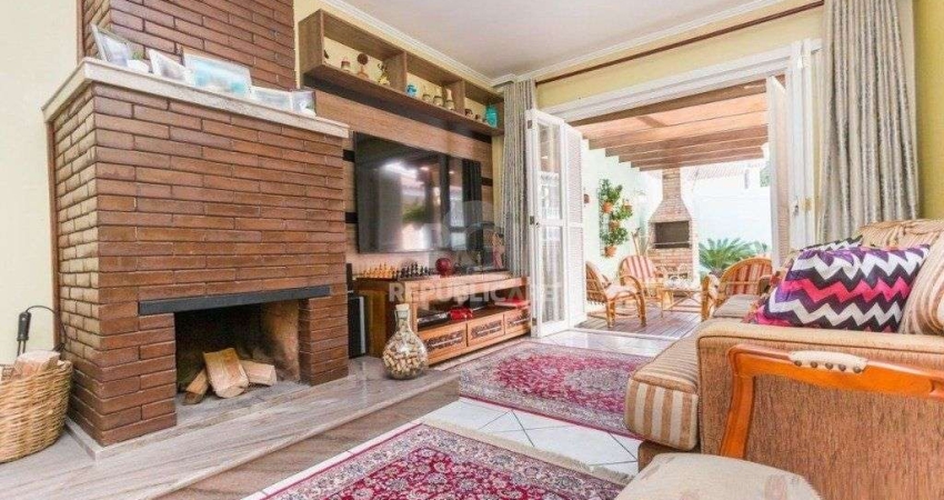 Casa para Venda - 258m², 3 dormitórios, sendo 1 suites, 4 vagas - Teresópolis
