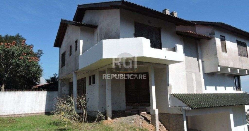 Casa para Venda - 300m², 5 dormitórios, sendo 3 suites, 5 vagas - Teresópolis