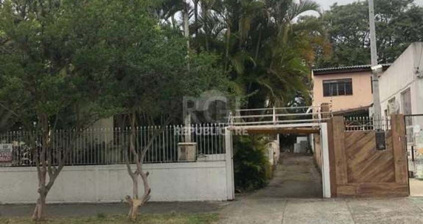 Casa/terreno medindo 200m² de privativo, 550m² totais  no bairro Partenon, 9 vag