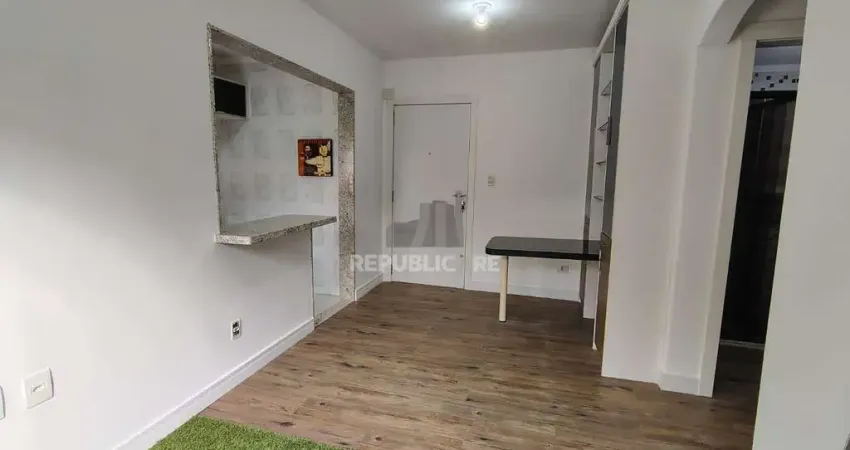 Apartamento de 1 dormitório, living, cozinha planejada, banheiro social.