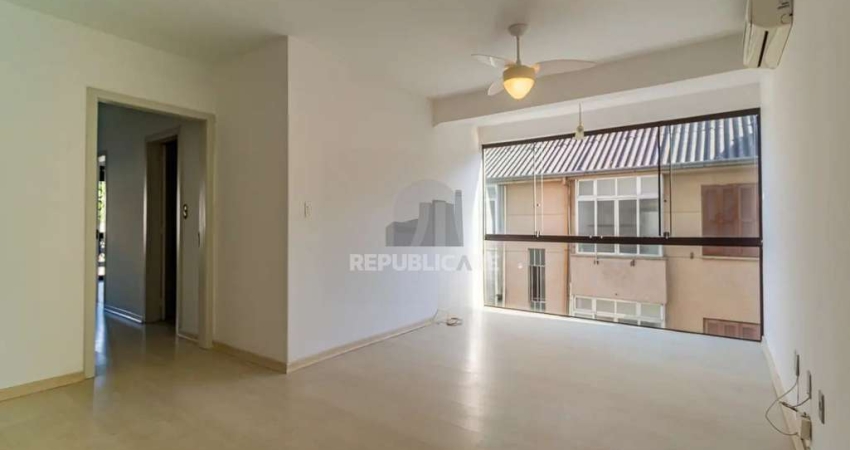 Apartamento com 3 dormitórios e 1 vaga de garagem no bairro Azenha.